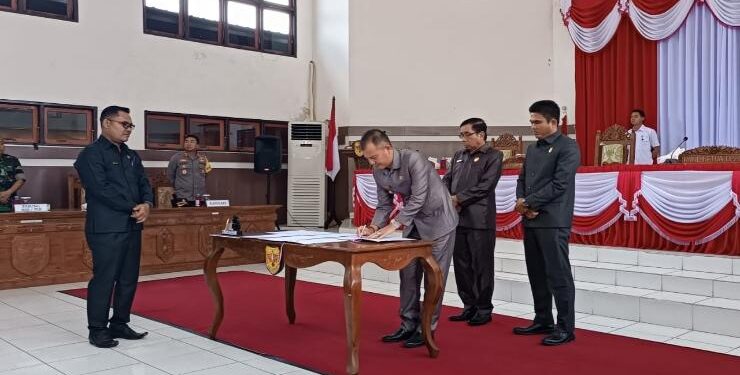 FOTO : SID/MATA KALTENG - Bupati Gumas Jaya S Monong melakukan penandatanganan persetujuan bersama terhadap enam buah raperda, pada rapat paripurna ke-5 masa persidangan III tahun sidang 2023, Selasa, 11 Juli 2023.