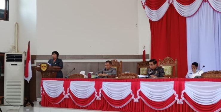 FOTO : SID/MATA KALTENG - Juru Bicara Bapemperda DPRD Kabupaten Gumas Iceu Purnamasari saat menyampaikan laporan terhadap hasil pembahasan lima buah raperda tahun 2023, pada rapat paripurna ke-5 masa persidangan III tahun sidang 2023, Selasa, 11 Juli 2023.