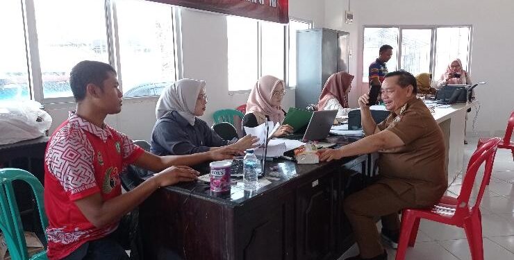 FOTO : DEVIANA/MATAKALTENG - Bupati Kotim Halikinnor saat meninjau pendaftaran peserta Porprov Kalteng di MPP, Selasa 11 Juli 2023.