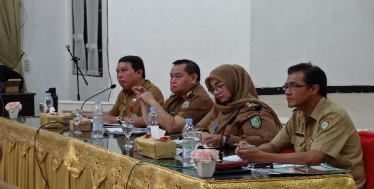 FOTO : DEVIANA/MATAKALTENG - Sekda Kotim Fajrurrahman saat mendampingi Bupati Kotim Halikinnor dan wakilnya Irawati, Selasa 11 Juli 2023.
