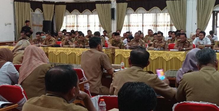 FOTO : DOK DEVIANA/MATAKALTENG - Seluruh kepala OPD saat koordinasi pendalian dan evaluasi kegiatan pembangunan daerah triwulan II Kabupaten Kotim tahun 2023, Selasa 11 Juli 2023.