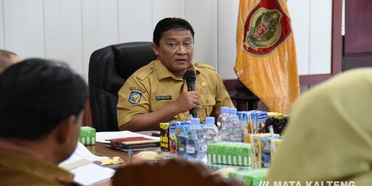 FOTO: IST/MATAKALTENG - Wagub Edy Pratowo memimpin rapat pembahasan status penguasaan tanah di lokasi pelaksanaan pekerjaan pembangunan kawasan Wisata Air Sebangau.