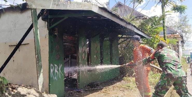 FOTO : AGUS/MATA KALTENG - Petugas Pemadam kebakaran dibantu Babinsa memadamkan api yang membakar salah satu rumah di Jalan Muchran Ali Baamang Hulu, Rabu 12 Juli 2023.