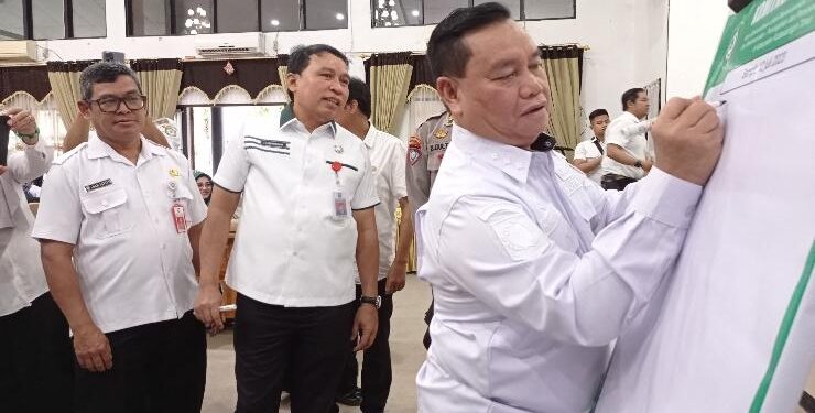 FOTO : DEVIANA/MATAKALTENG - Bupati Kotim Halikinnor saat menandatangani komitmen bersama penanganan stunting, Rabu 12 Juli 2023.