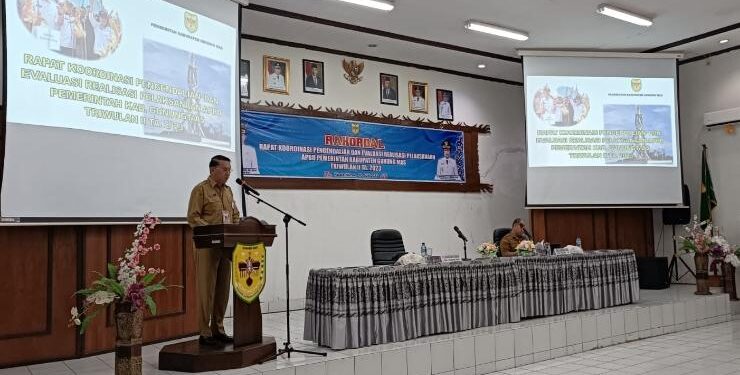 FOTO : DISKOMINFO SANTIK/MATA KALTENG - Pj Sekda Gumas Richard memberikan arahan di kegiatan rakordal dan evaluasi realisasi pelaksanaan APBD triwulan II tahun 2023, Rabu, 12 Juli 2023.