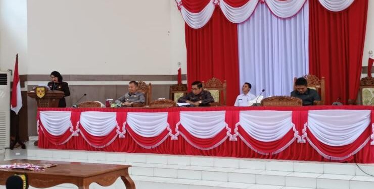 FOTO : SID/MATA KALTENG - Juru Bicara Banggar DPRD Kabupaten Gumas Rayaniatie Djangkan menyampaikan laporan hasil pembahasan Raperda Pertanggungjawaban Pelaksanaan APBD tahun 2022, pada rapat paripurna ke-5 masa persidangan III tahun sidang 2023, Rabu, 12 Juli 2023.