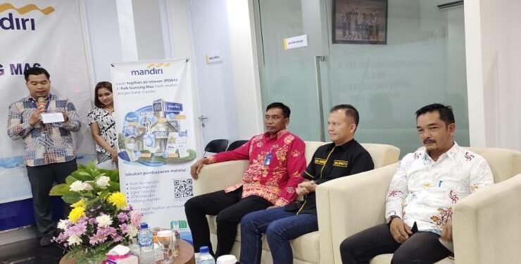 FOTO : SID/MATA KALTENG - Bupati Gumas Jaya S Monong didampingi Direktur PDAM Hendra Toendan dan Area Head Bank Mandiri Palangka Raya Suprijanto, menghadiri launching pembayaran rekening PDAM sistem online, Selasa, 11 Juli 2023 malam.