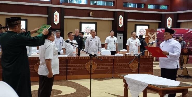 FOTO : IST/MATAKALTENG - Wagub Kalteng Edy Pratowo melantik dan mengambil sumpah janji pejabat administrator, Rabu 12 Juli 2023.
