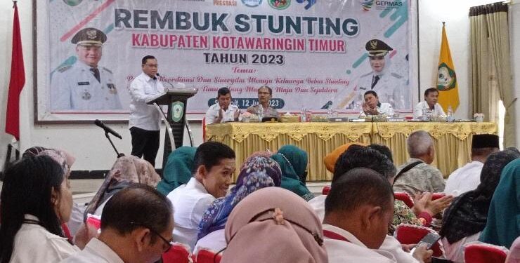 FOTO : DEVIANA/MATAKALTENG - Bupati Kotim Halikinnor saat membuka kegiatan rembuk stunting, Rabu 12 Juli 2023.