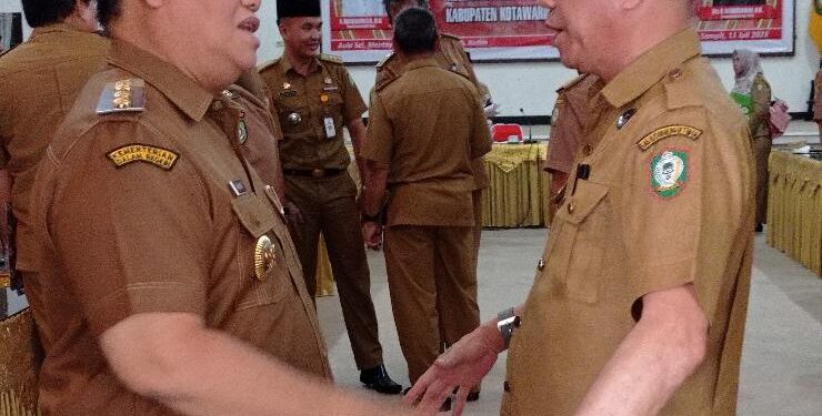 FOTO : Bupati Kotim Halikinnor saat berbincang dengan Kadis Perikanan Kotim Ahmad Sarwo Oboi
