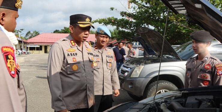 FOTO : HUMAS POLRES GUMAS/MATA KALTENG - Kapolres Gumas AKBP Asep Bangbang Saputra didampingi Wakapolres Kompol Tri Wibowo, ketika mengecek kondisi kendaraan dinas, Jumat, 14 Juli 2023.