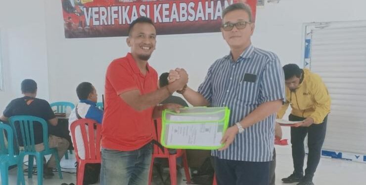 FOTO : KONI GUMAS/MATA KALTENG - Sekretaris Umum KONI Kabupaten Gumas Dodi Eduardo Sitanggang menyerahkan data atlet untuk diverifikasi kepada Koordinator Tim Keabsahan Porprov XII Kalteng Rasad Samuel, belum lama ini.