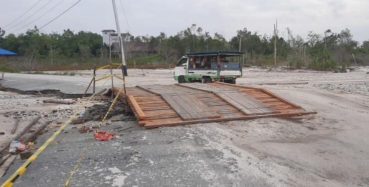 FOTO : SID/MATA KALTENG - Jembatan yang dipasang untuk memberikan kenyamanan kepada penggunaan jalan yang melintas di Jalan Mangkurambang, Jumat, 14 Juli 2023.