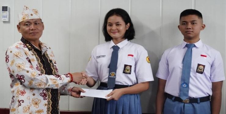 FOTO : OLIVIA/MATAKALTENG - Staf ahli Gubernur Kalteng Yuas Elko melepas 2 orang Capaska Nasional Utusan Provinsi Kalteng Tahun 2023.