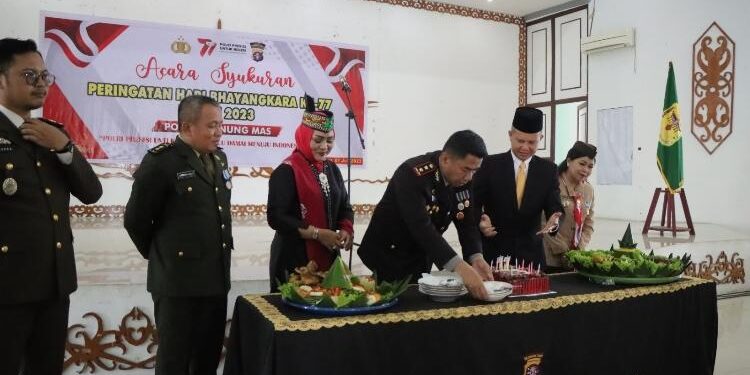 FOTO: HUMAS POLRES GUMAS/MATA KALTENG - Kapolres Gumas AKBP Asep Bangbang Saputra beserta istri, bersama Bupati Jaya Samaya Monong dan istri, Pabung Kodim 1016/Plk Letkol Inf Maksun Abadi, perwakilan kajari, melakukan pemotongan tumpeng pada acara syukuran Hari Bhayangkara ke 77, di GPU Damang Batu, Sabtu 1 Juli 2023.