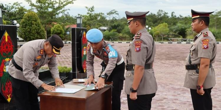 FOTO: HUMAS POLRES/MATAKALTENG - Kapolres Gumas, AKBP Asep Bangbang Saputra, saat memimpin sertijab Kasat Narkoba Polres Gumas, Senin, 03 Juli 2023.