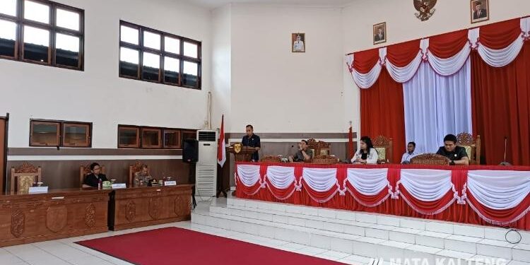 FOTO : DPRD GUMAS/MATA KALTENG - Juru Bicara Fraksi Partai NasDem-Hanura Evandi menyampaikan pandangan umum fraksinya terhadap pidato pengantar bupati atas enam buah raperda, pada rapat paripurna ke-3 masa persidangan III tahun sidang 2023, Rabu 5 Juli 2023.