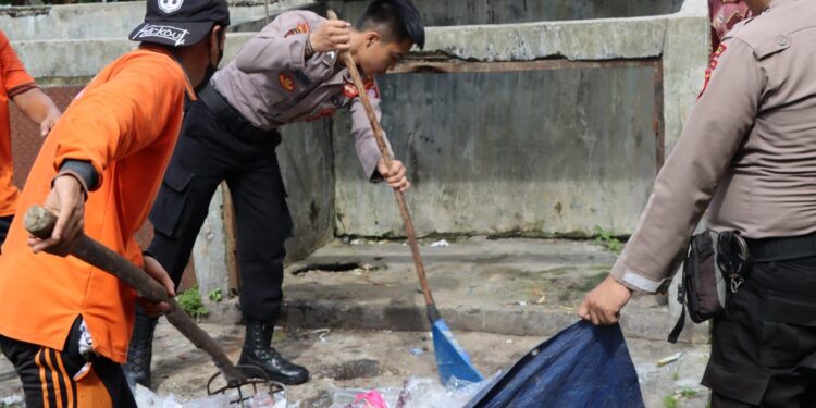 FOTO: HUMAS POLRES GUMAS/MATA KALTENG - Kapolres Gumas AKBP Asep Bangbang Saputra bersama para pejabat utama personel polres saat membersihkan sampah di kawasan pasar baru dan bantaran Sungai Kahayan, Kamis, 13 Juli 2023.