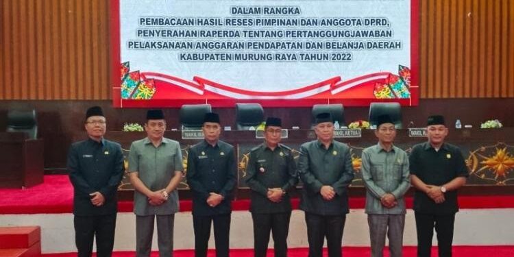 FOTO: MATAKALTENG - Foto bersama usai pelaksanaan rapat paripurna.
