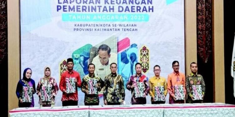 FOTO: MATAKALTENG - Ketua DPRD Kabupaten Murung Raya, Doni, saat turut hadir menerima predikat WTP.