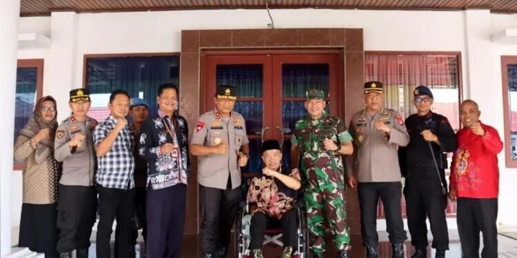 FOTO: PROKOM SERUYAN/MATA KALTENG - Kapolda Kalteng Irjen Pol Drs Nanang Avianto (lima dari kiri) bersama Danrem 102/Panju Panjung Brigjen Bayu Permana (empat dari kanan) saat bersilaturahmi ke Rujab Bupati Seruyan, Kamis 13 Juli 2023.