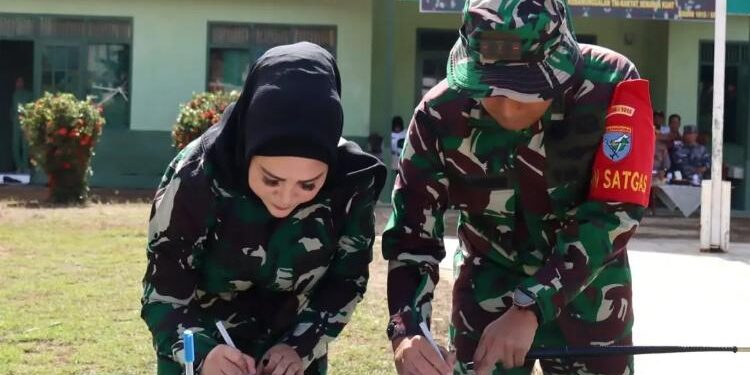 FOTO: PROKOM SERUYAN/MATA KALTENG - Wakil Bupati Seruyan, Iswanti (kiri) saat menandatangani naskah serah terima dalam program TMMD Reguler ke-117 Kodim 1015/Sampit di Desa Penyumpa, Kecamatan Seruyan Tengah, kemarin.