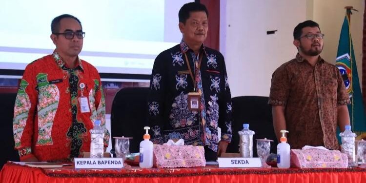 FOTO: PROKOM SERUYAN/MATA KALTENG - Sekda Seruyan, Djainu'ddin Noor (tengah) saat menghadiri agenda uji publik Raperda tentang Pajak Daerah dan Retribusi Daerah di Aula Bapenda Seruyan, Kamis 13 Juli 2023.