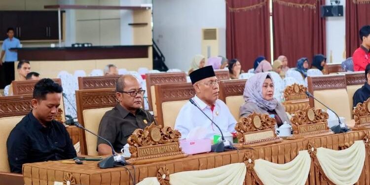FOTO: IST/MATA KALTENG - Anggota DPRD Seruyan, Argiansyah (tiga dari kiri) saat menghadiri rapat di Aula Gedung DPRD Seruyan beberapa waktu lalu.