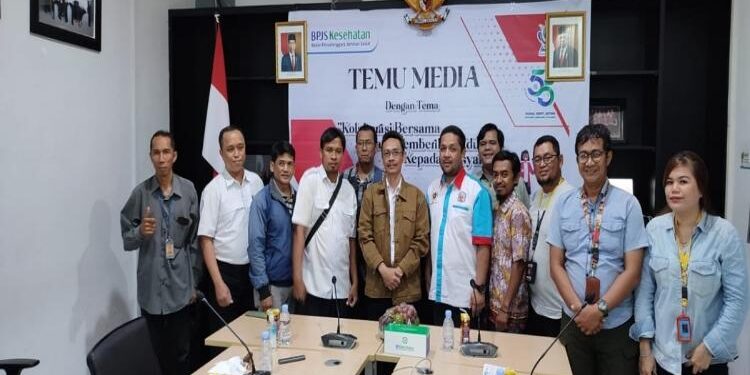 FOTO: VI/MATAKALTENG - Jajaran BPJS Kesehatan Cabang Palangka Raya, pada saat berfoto bersama insan pers usai melaksanakan media gathering.
