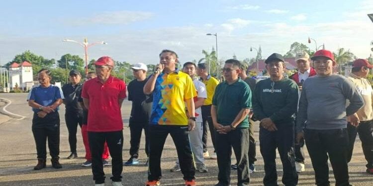 FOTO: MATAKALTENG - Anggota DPRD Murung Raya (Mura) saat mengikuti Jalan Sehat yang digelar Polres Murung Raya dalam rangka memperingati Hari Ulang Tahun (HUT) Bhayangkara ke 77.