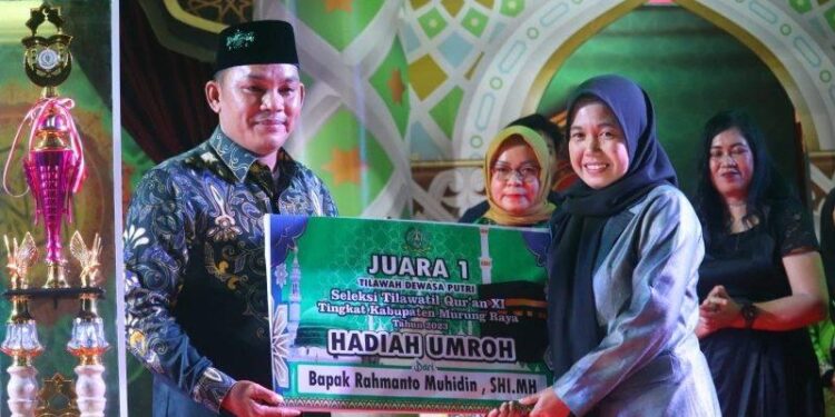 FOTO: MATAKALTENG - Wakil Ketua II DPRD Murung Raya (Mura), Rahmanto Muhidin, saat memberikan bonus hadiah umroh.