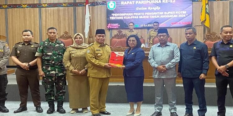 FOTO: DIAN/MATA KALTENG - Penyerahan rancangan LPJ Pelaksanaan APBD 2022 oleh pemerintah daerah Kotim kepada DPRD, Senin 10 Juli 2023.