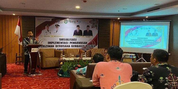 FOTO: DIAN/MATA KALTENG - Assisten Administrasi Umum Setda Kotim, M Saleh saat membuka kegiatan sosialisasi implementasi pengawasan perizinan berusaha berbasis risiko oleh DPMPTSP, Kamis 13 Juli 2023.
