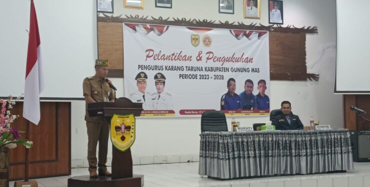 FOTO : DISKOMINFO SANTIK/MATA KALTENG - Bupati Gumas Jaya S Monong memberikan arahan pada kegiatan pelantikan dan pengukuhan pengurus karang taruna kabupaten periode 2023-2028, Senin, 17 Juli 2023.