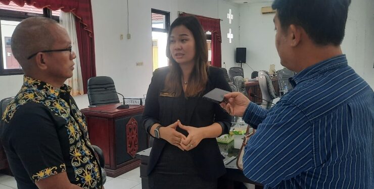 FOTO : SID/MATA KALTENG - Anggota DPRD Kabupaten Gumas Yuniwa ketika diwawancarai awak media, Senin, 17 Juli 2023.