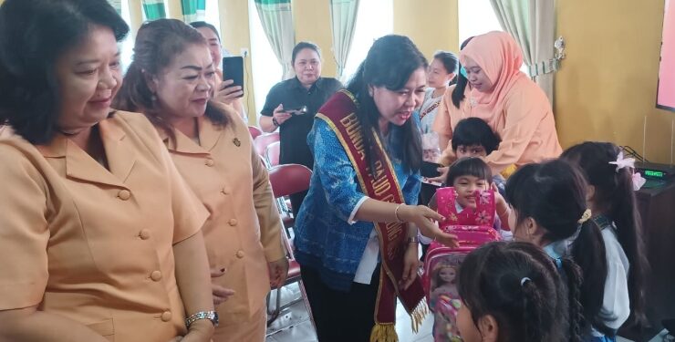 FOTO : DWP GUMAS/MATA KALTENG - Penasehat DWP Kabupaten Gumas Mimie Mariatie Jaya S Monong, didampingi Wakil Ketua III DWP Kristina Asi Dihel, dan Ketua Bidang Pendidikan DPW Simingambun Rody Aristo Robinson, saat membagikan bantuan peralatan sekolah untuk anak sekolah, Senin, 17 Juli 2023.