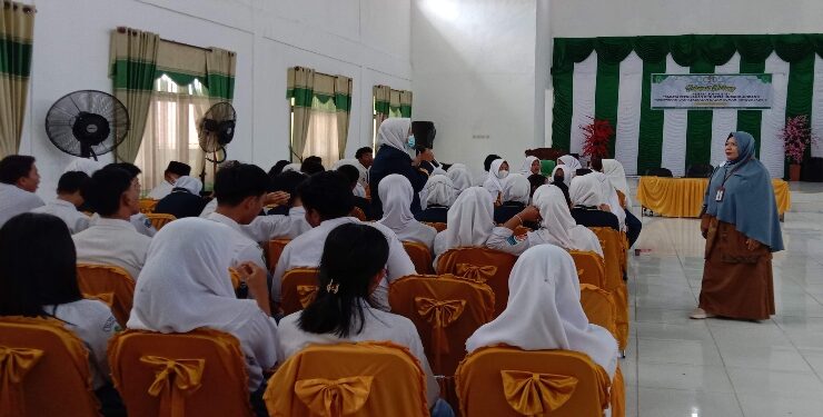 FOTO : AKH/MATAKAKTENG - Edukasi yang di lakukan oleh Dinas Pemberdayaan Perempuan Perlindungan Anak dan Pengendalian Penduduk dan Keluarga Berencana (DP3APPKB) Sukamara kapada siswa sekolah.