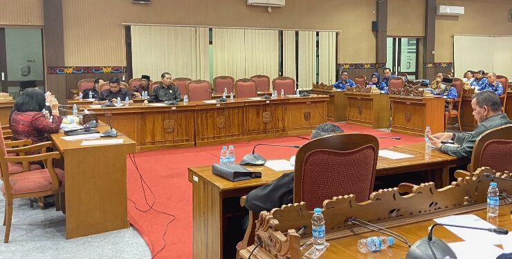 FOTO : DIAN/MATA KALTENG - Pembahasan Raperda pelaksanaan APBD Kotim 2022, Senin 17 Juli 2023 di DPRD Kotim.