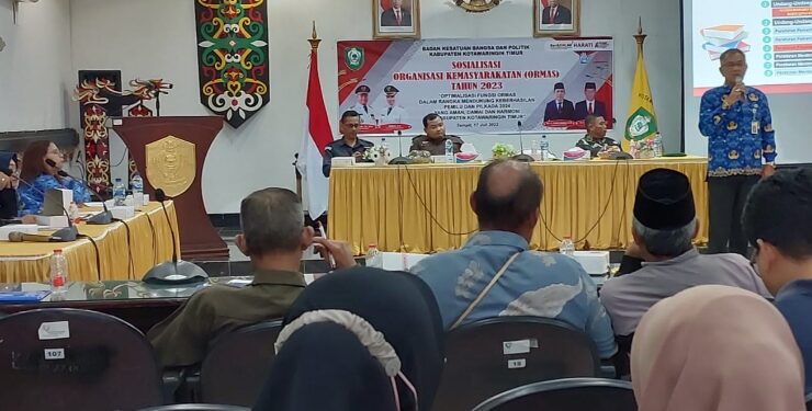 FOTO : DEVIANA/MATAKALTENG - Kepala Kesbangpol Kotim Sanggul Lumban Gaol saat pemaparan, Senin 17 Juli 2023.