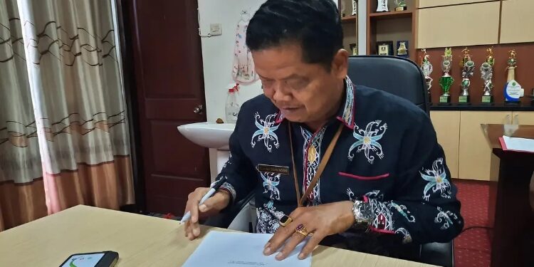 FOTO: PROKOM SERUYAN/MATA KALTENG - Sekda Seruyan, Djainu'ddin Noor saat sedang menandatangani berita acara kesepakatan bersama batas desa yang ada di Kecamatan Seruyan Hilir dan Kecamatan Seruyan Hilir Timur beberapa waktu lalu.