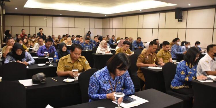 FOTO: IST/MATAKALTENG - Asisten Pemerintahan dan Kesra Kaspinor, mewakili Sekda, menghadiri Rapat Konfirmasi dan Reviu Evaluasi LPPD Tahun 2022 Provinsi dan Kabupaten/Kota SE Kalteng.
