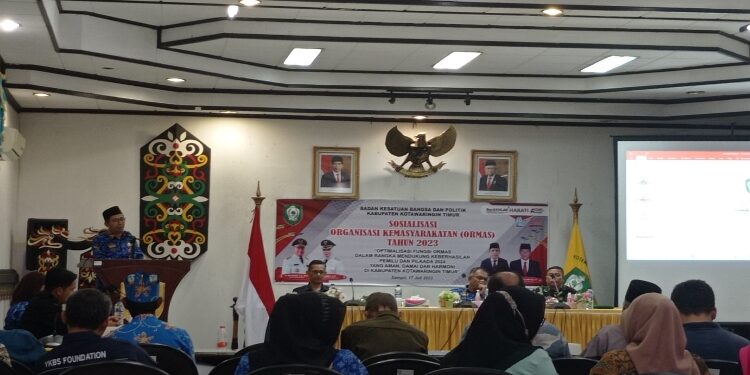 FOTO: DEVIANA/MATAKALTENG - Asisten III Setda Kotim saat membuka kegiatan sosialisasi kepada Ormas di Kotim, Senin 17 Juli 2023.