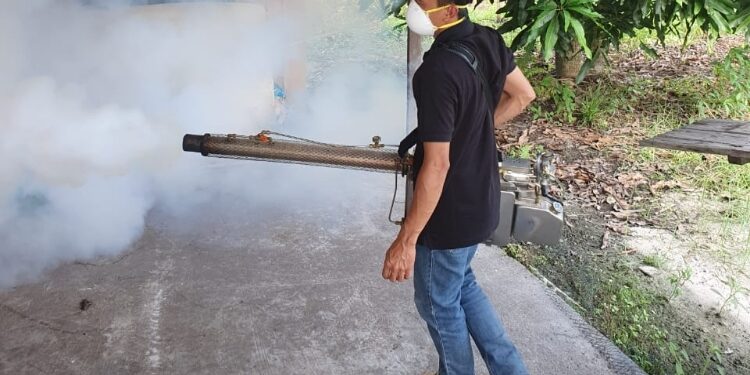FOTO : DINKES GUMAS/MATA KALTENG  - Petugas puskesmas ketika melakukan fogging di sejumlah rumah warga di Jalan Jambu, Kelurahan Tampang Tumbang Anjir, Kecamatan Kurun, pekan lalu.