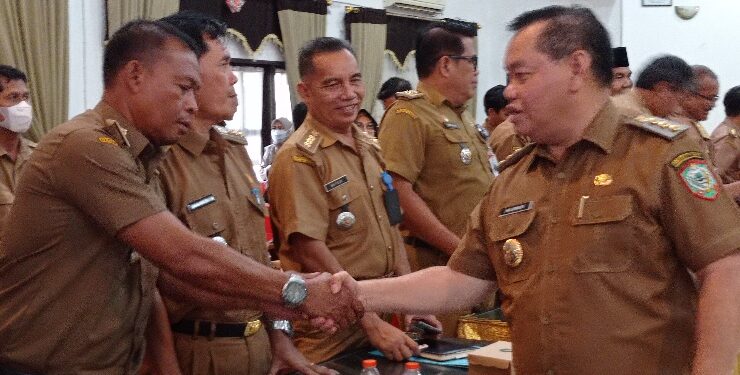 FOTO : DOK DEVIANA/MATAKALTENG - Bupati Kotim Halikinnor saat menyapa para camat usai rapat, beberapa waktu lalu