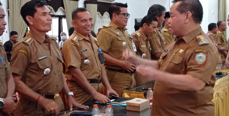 FOTO : DOK DEVIANA/MATAKALTENG - Bupati Kotim Halikinnor saat memberi arahan kepada para camat usai rapat, beberapa waktu lalu. 