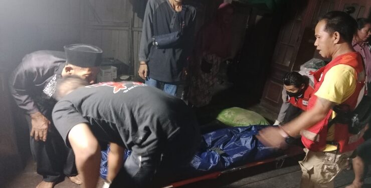FOTO : IST/MATA KALTENG - Korban gantung diri di rumahnya Desa Eka Bahurui, Kabupaten Kotim saat dievakuasi petugas PMI.