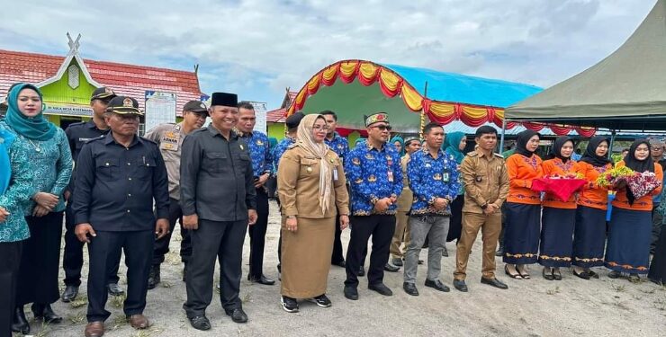 FOTO : IST/MATAKALTENG - Wakil Bupati Kotim Irawati bersama DPMD dan DPRD Kotim saat menunggu kedatangan tim penilai lomba desa dari Provinsi Kalteng di Desa Bagendang Tengah, Senin 17 Juli 2023.