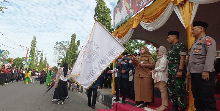 FOTO : DEVIANA/MATAKALTENG - Wakil Bupati Kotim Iraeati saat melepas peserta pawai, Selasa 18 Juli 2023.
