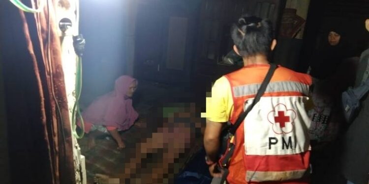 FOTO: IST/MATA KALTENG – Korban saat dievakuasi oleh petugas PMI Kotim. 