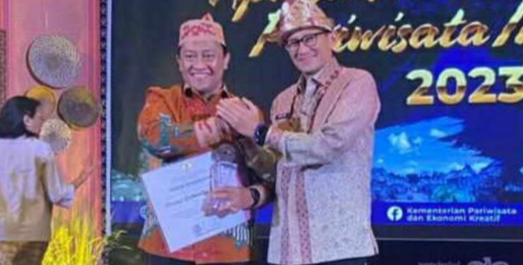 FOTO : IST/MATAKALTENG - Wagub Kalteng Edy Pratowo menerima penghargaan juara APPI 2023 dari Menparekraf Sandiaga Uno di Balairung Soesilo Soedarman, Jakarta Pusat.